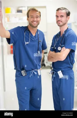  Scrubs: การผจญภัยสุดฮาของแพทย์หนุ่มในโรงพยาบาลและบทเรียนชีวิตที่ซ่อนอยู่หลังรอยยิ้ม